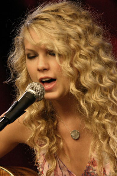 taylor swift love story. Taylor Swift performing live.